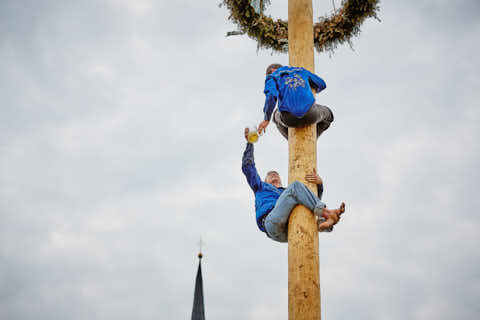 Gemeinde Hebertsfelden Landkreis Rottal-Inn Rottenstuben Maibaumsteigen (Dirschl Johann) Deutschland PAN